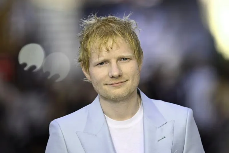 Na czym gra Ed Sheeran? gitary i looper, które tworzą jego brzmienie